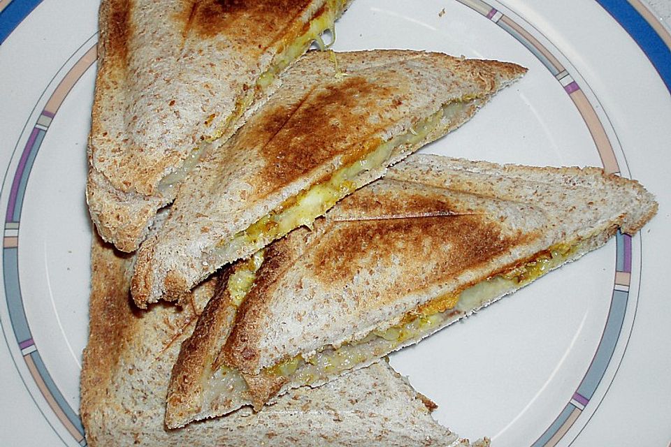 Toast mit Banane und Curry