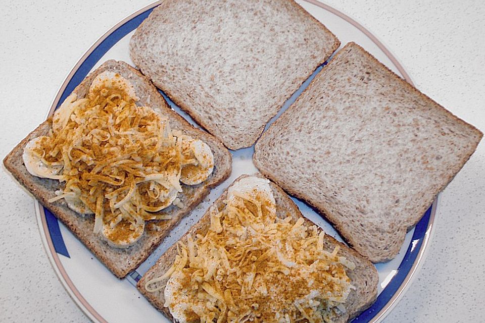 Toast mit Banane und Curry