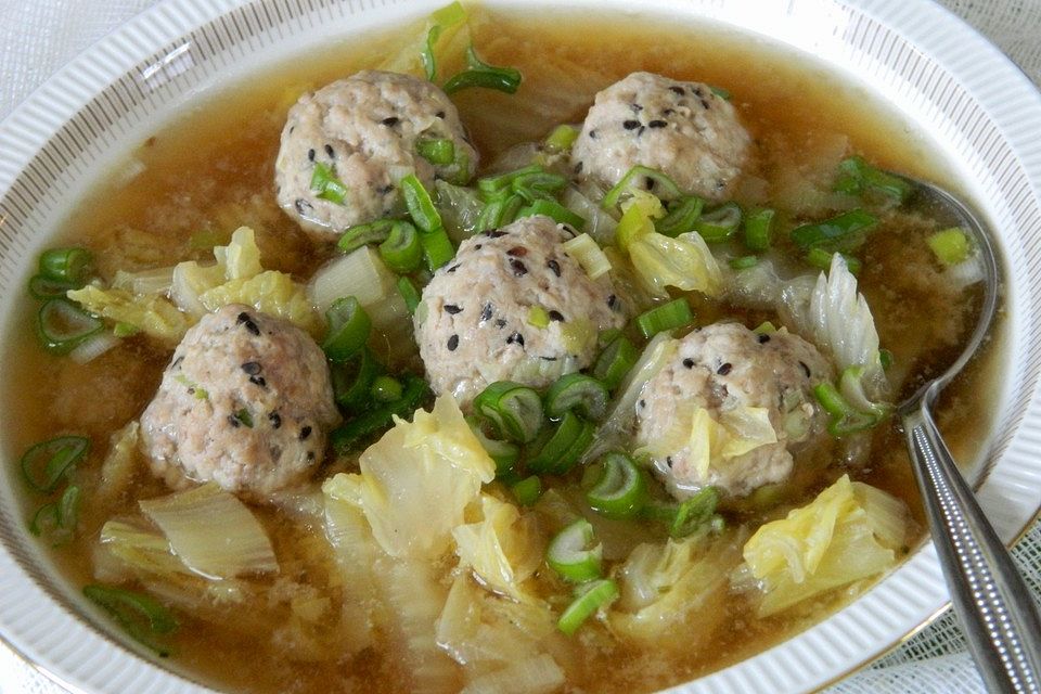 Lions Head Soup - Suppe mit Chinakohl und Mettbällchen