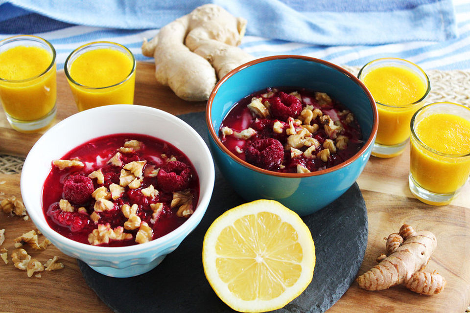 Herbstlicher Walnussquark mit heißen Himbeeren und einem Kurkuma-Shot