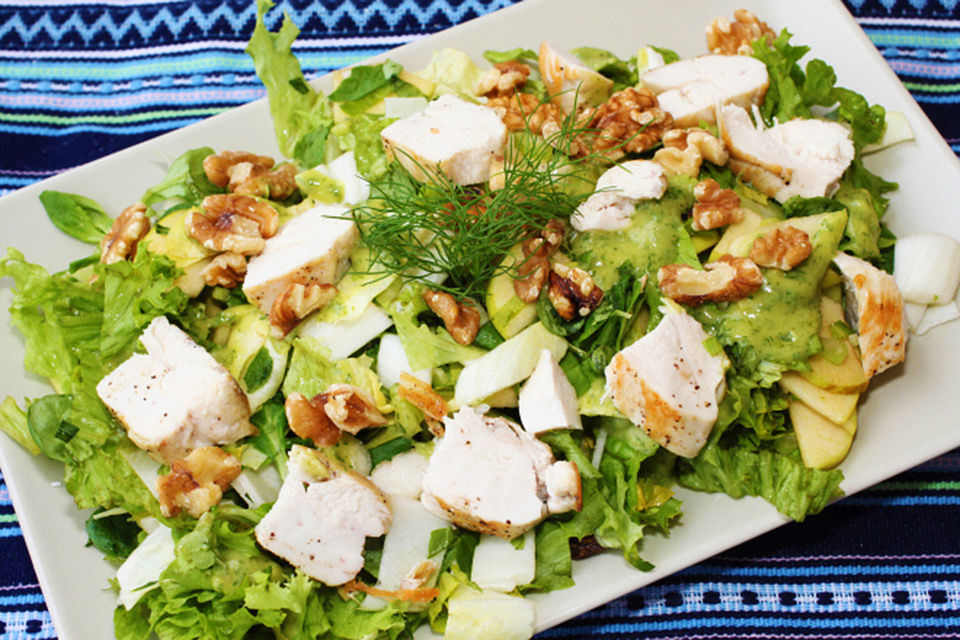 Hähnchensalat mit Avocado-Leinöl-Dressing