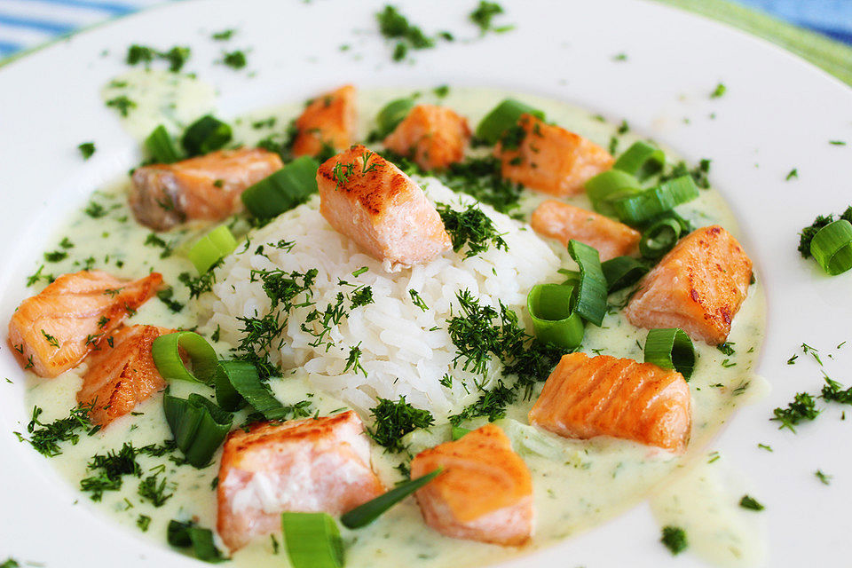 Nordische Schmorgurken mit Lachs und Dill und zum Dessert Apfeljoghurt-Quark mit Honig