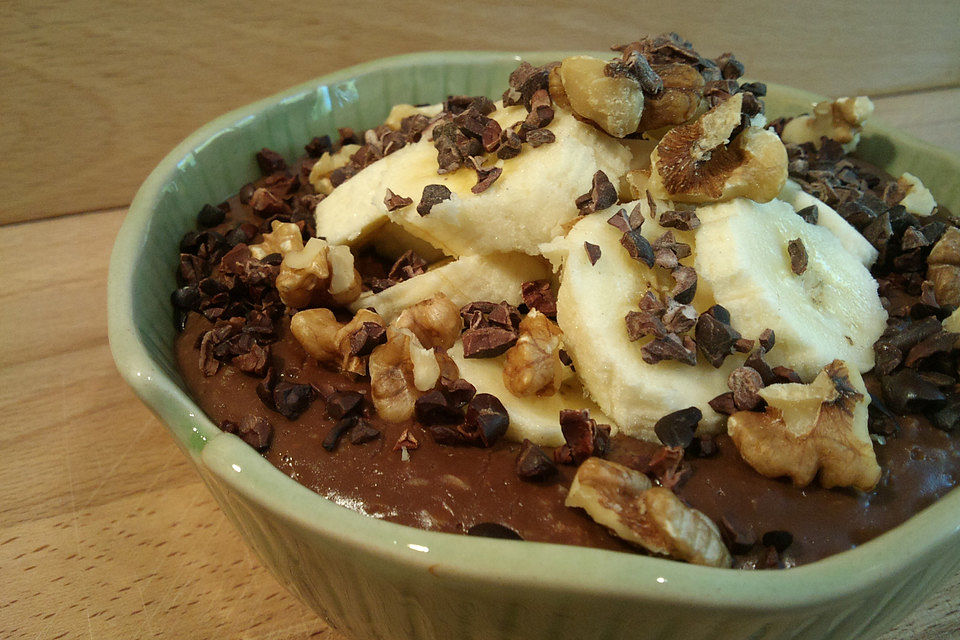 Schoko-Bananen-Porridge mit Pekannüssen und Kakaonibs