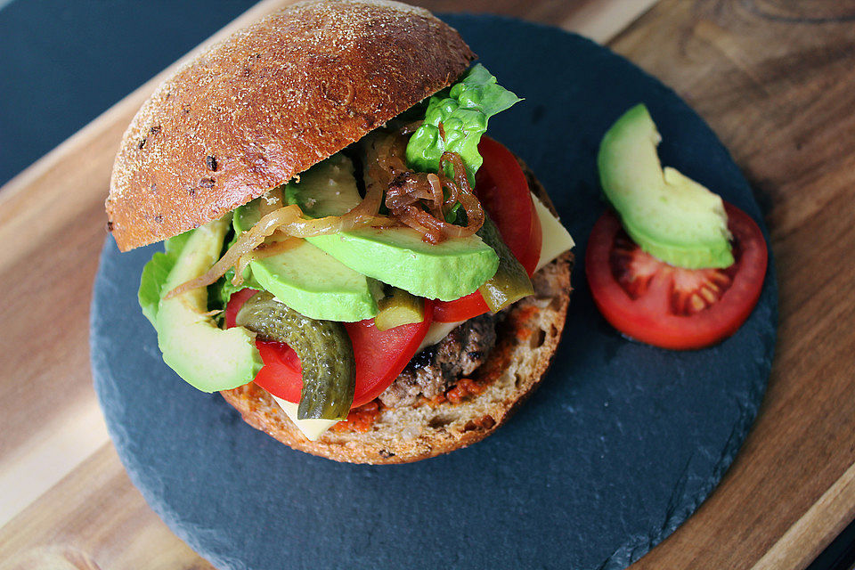 Avocado-Burger im Dinkelvollkornbrötchen