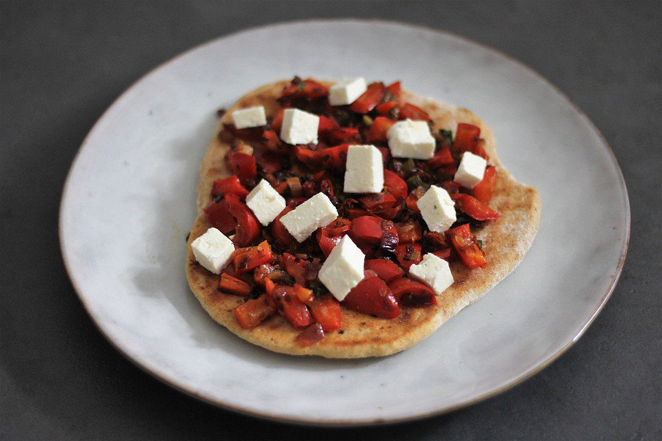 Türkisches Pfannen-Fladenbrot mit Paprika-Salsa