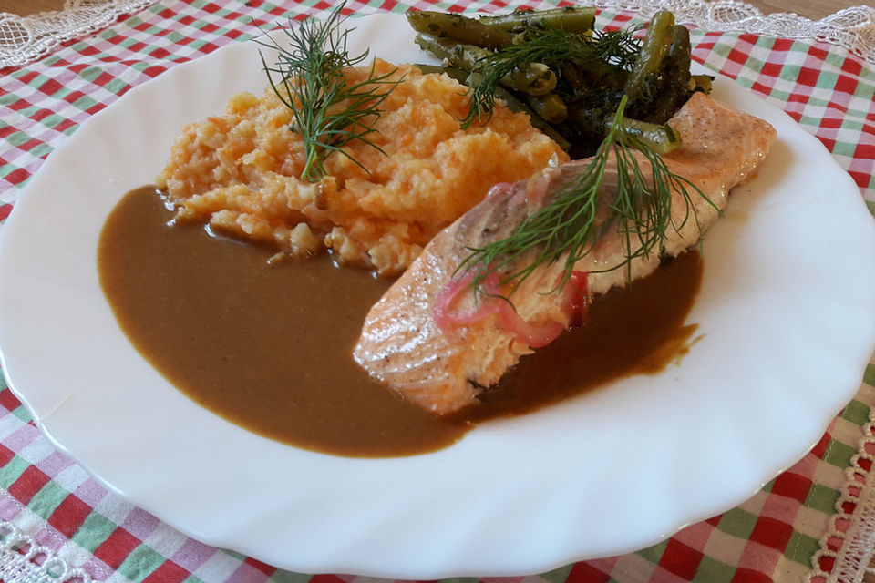 Wildlachs mit einer cremigen Gemüse-Wein-Sauce