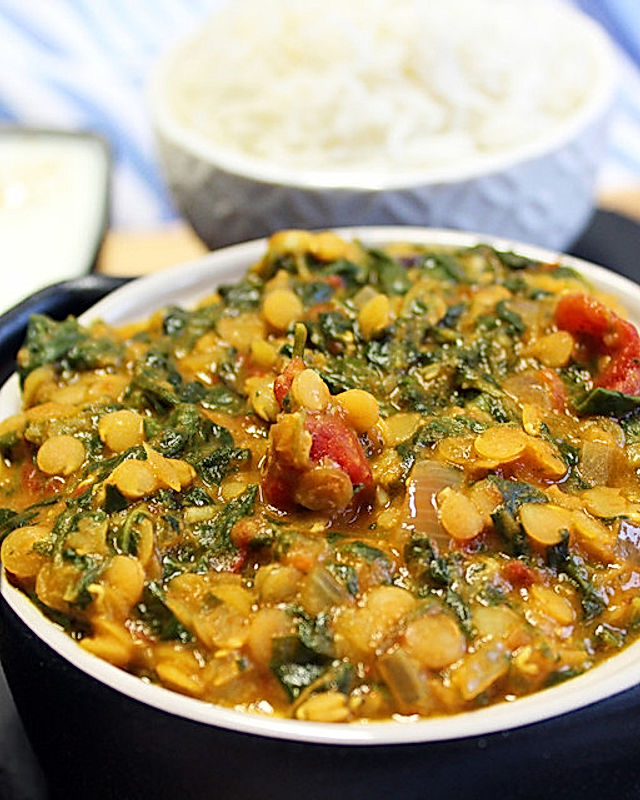 Linsen-Spinat-Dal mit Garam-Masala-Sauce, Reis und Joghurt