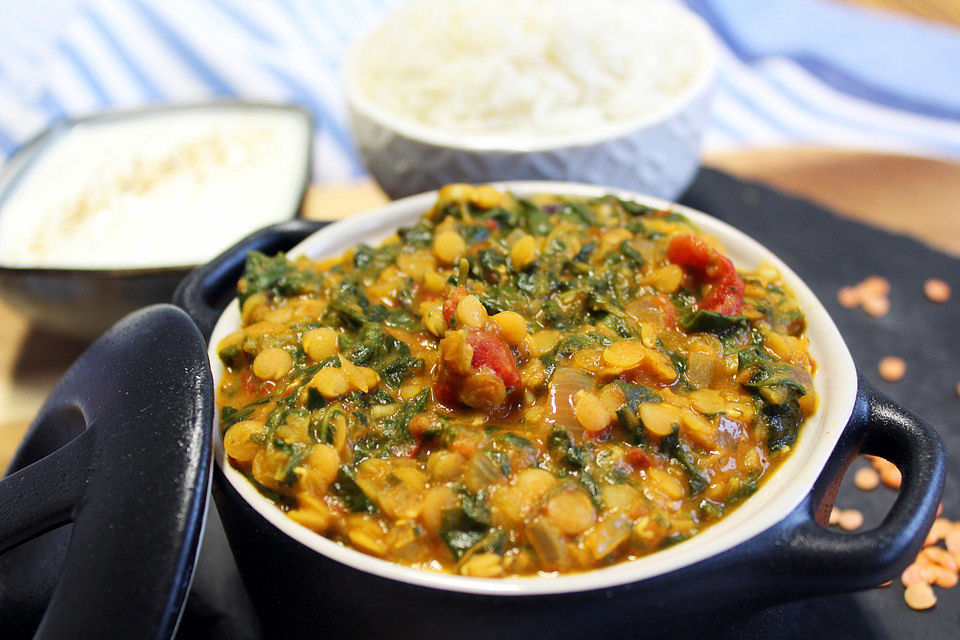 Linsen-Spinat-Dal mit Garam-Masala-Sauce, Reis und Joghurt