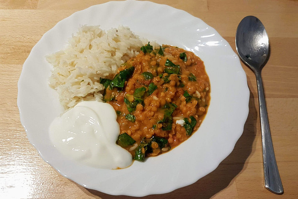 Linsen-Spinat-Dal mit Garam-Masala-Sauce, Reis und Joghurt