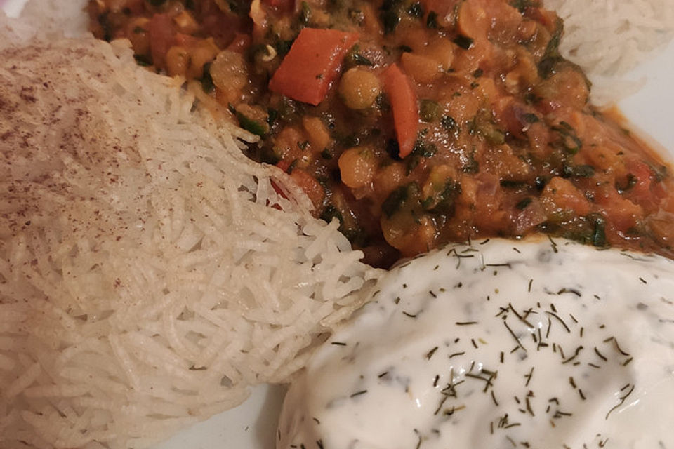 Linsen-Spinat-Dal mit Garam-Masala-Sauce, Reis und Joghurt