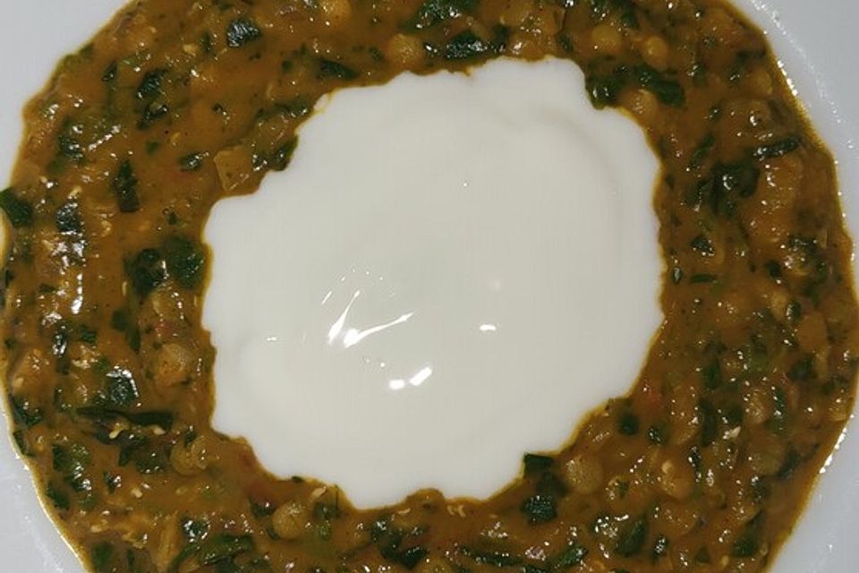 Linsen-Spinat-Dal mit Garam-Masala-Sauce, Reis und Joghurt