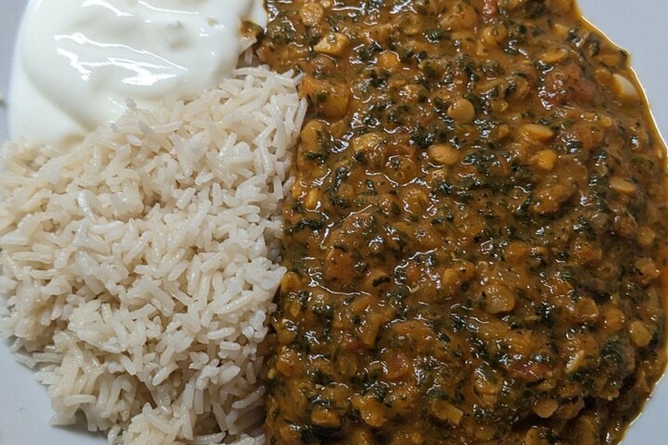 Linsen-Spinat-Dal mit Garam-Masala-Sauce, Reis und Joghurt