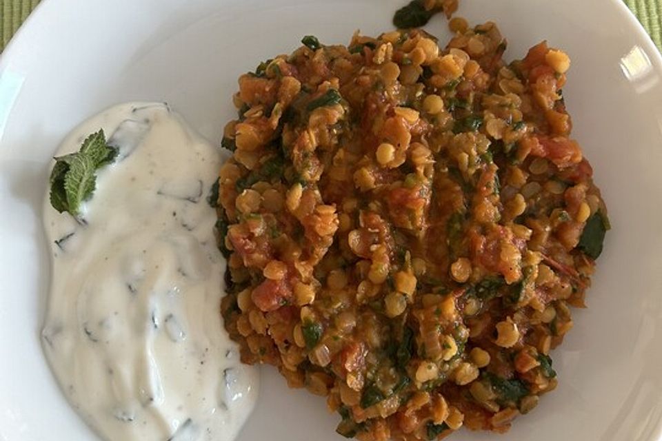 Linsen-Spinat-Dal mit Garam-Masala-Sauce, Reis und Joghurt