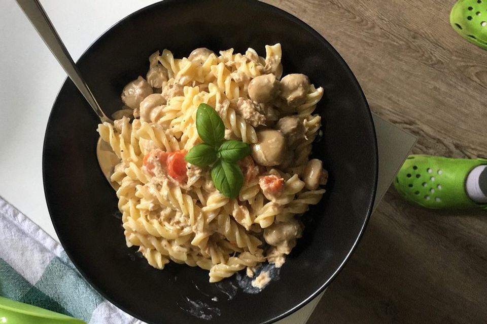 Pasta mit Thunfisch-Champignon-Sahnesauce