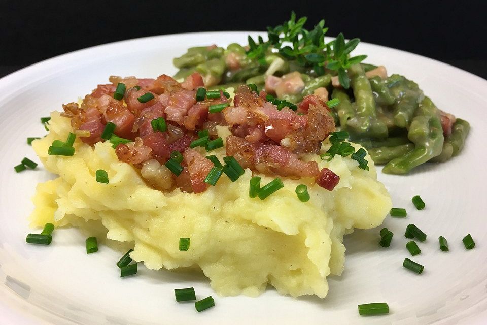 Buttermilch-Kartoffelpüree mit einer Speck-Zwiebel-Schmelze