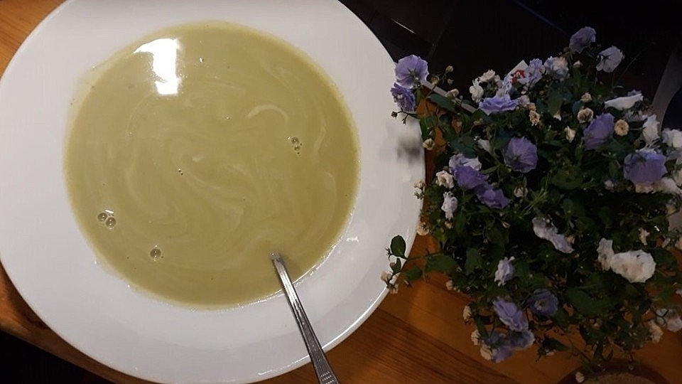 Mutters Brokkolicremesüppchen von YotaP| Chefkoch