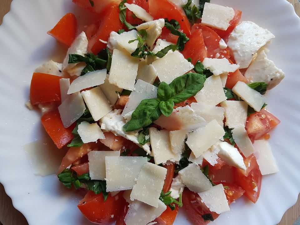 Tomaten-Mozzarella-Salat mit Parmesan, viel Knoblauch und Basilikum von ...