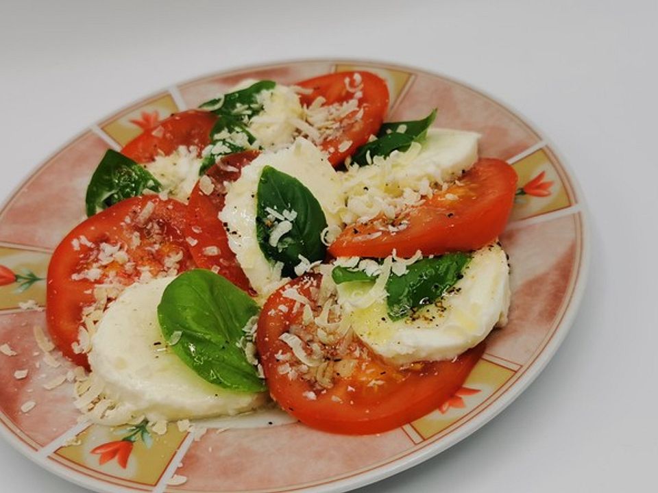 Tomaten-Mozzarella-Salat mit Parmesan, viel Knoblauch und Basilikum von ...