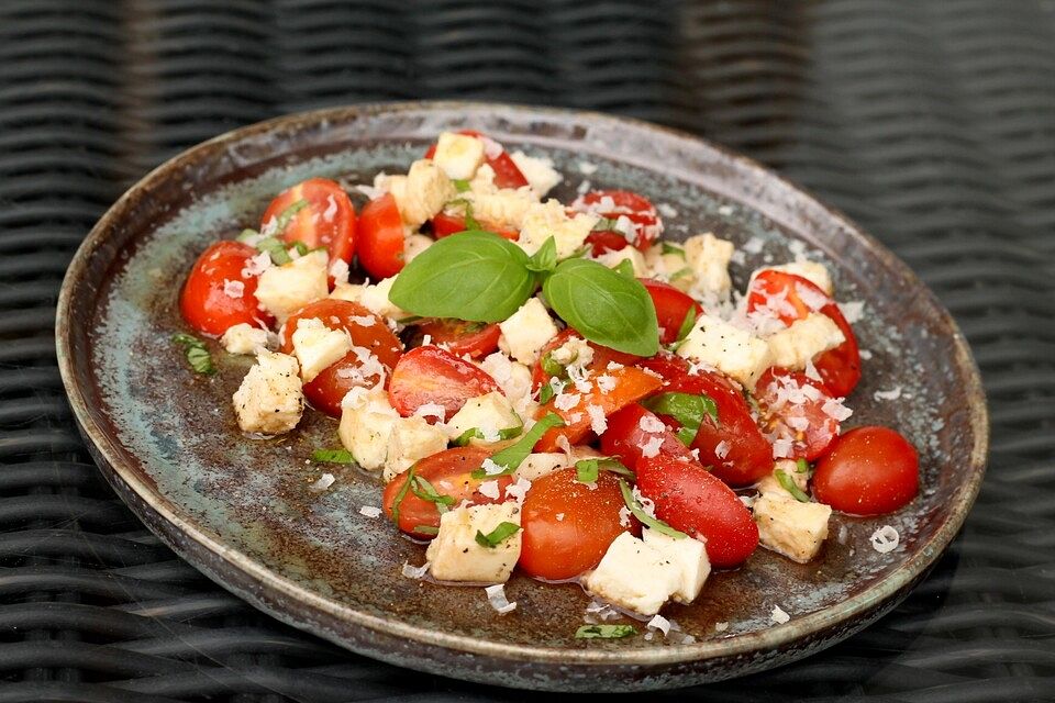 Tomaten-Mozzarella-Salat mit Parmesan, viel Knoblauch und Basilikum