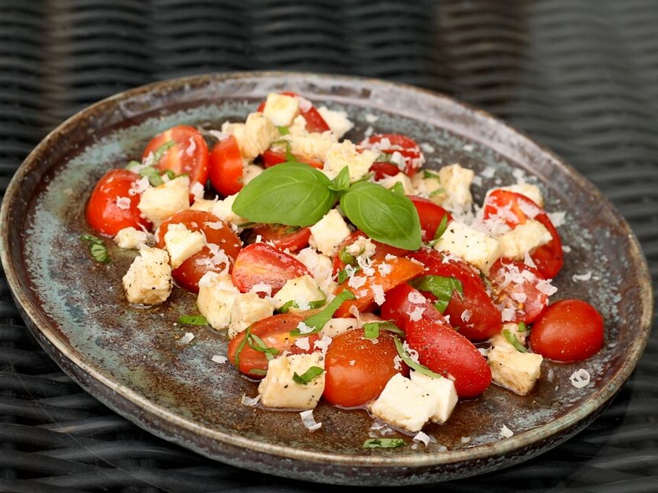 Tomaten-Mozzarella-Salat mit Parmesan, viel Knoblauch und Basilikum von ...