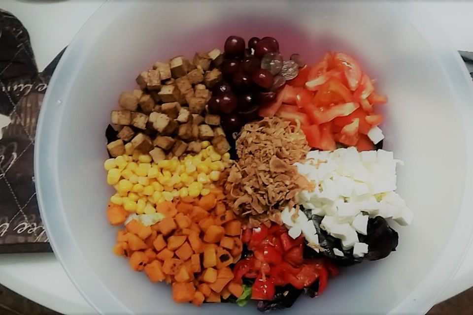 Salatbowl mit Süßkartoffeln und Tofu