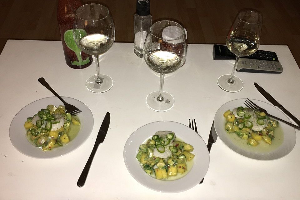 Jakobsmuschel-Ceviche auf Mango-Avocado-Salat