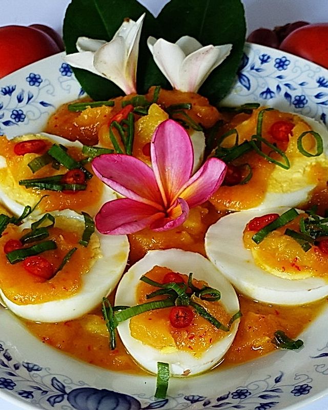 Hartgekochte Eier mit Sambal-Balado-Ananas