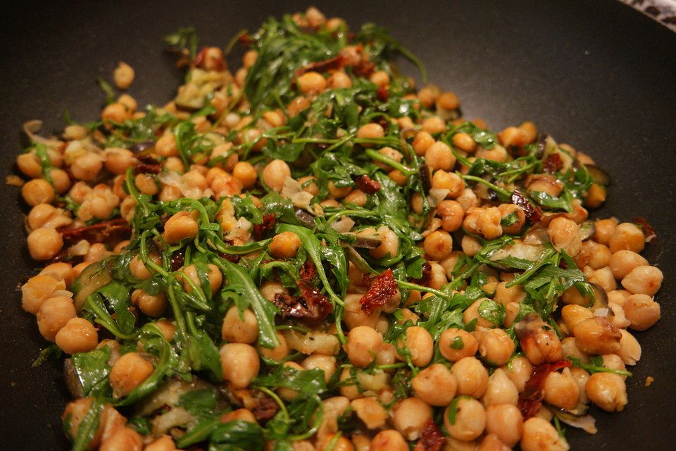 Kichererbsen mit Rucola und Auberginen