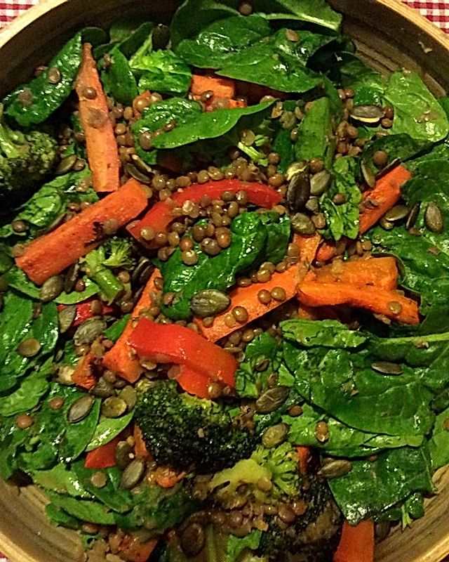 Linsen-Spinat-Salat mit Röstgemüse