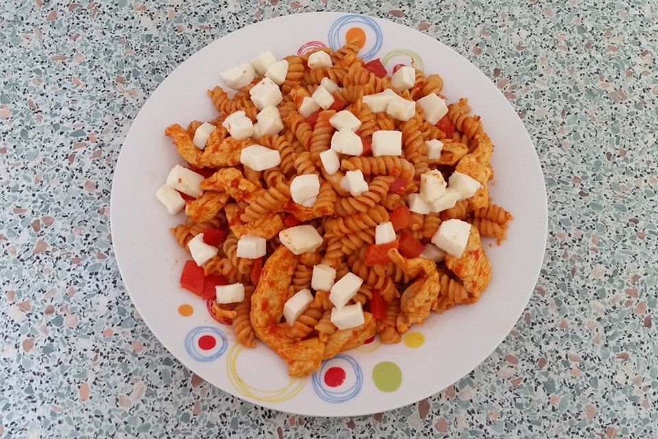 Cremige Hähnchen-Paprika-Pasta mit Mozzarellawürfeln