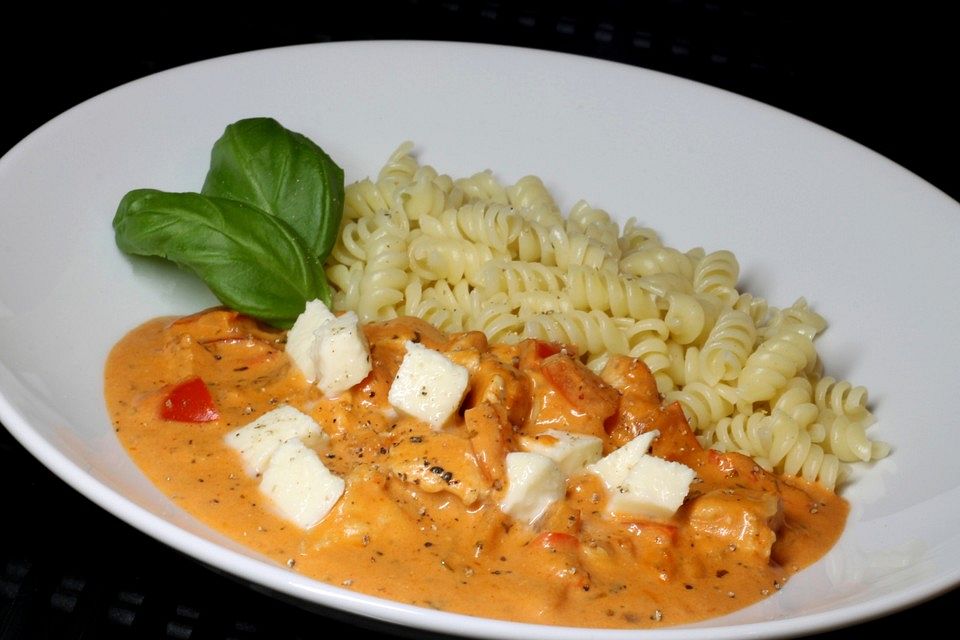 Cremige Hähnchen-Paprika-Pasta mit Mozzarellawürfeln