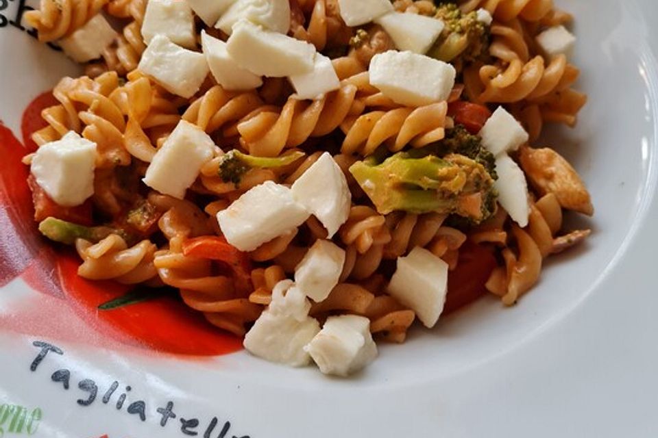 Cremige Hähnchen-Paprika-Pasta mit Mozzarellawürfeln