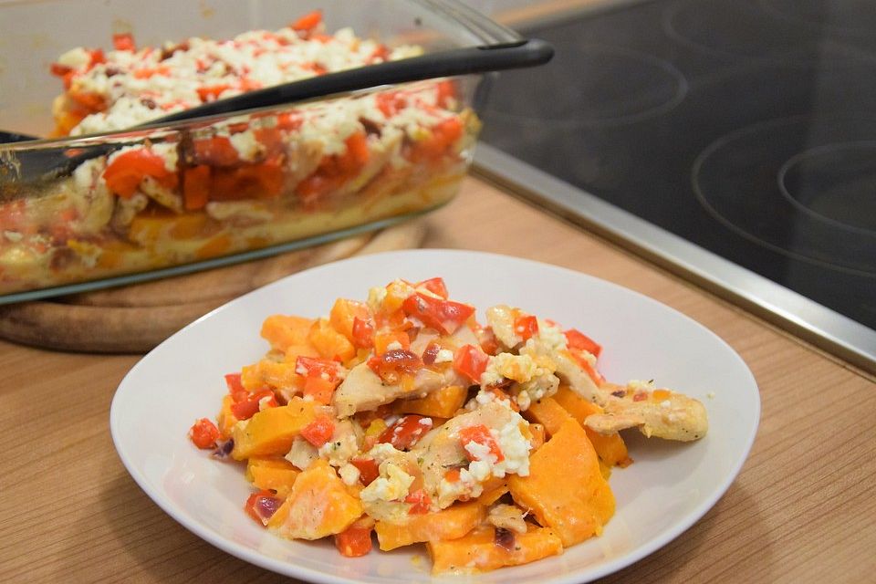 Süßkartoffelauflauf mit Paprika, Hähnchen und Feta