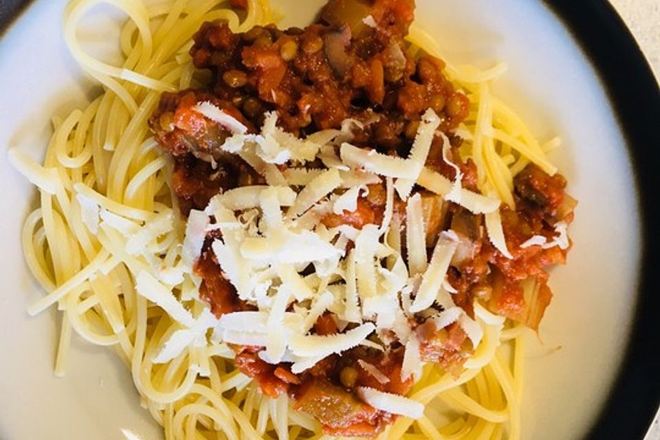 Vegane Bolognese mit Linsen und Traubensaft