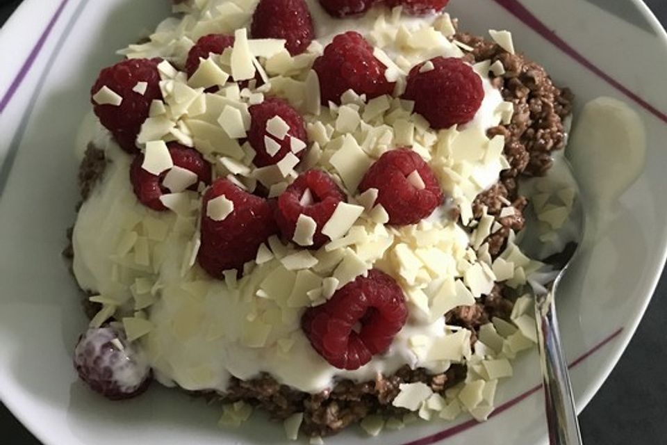 Himbeer-Porridge mit weißer Schokolade