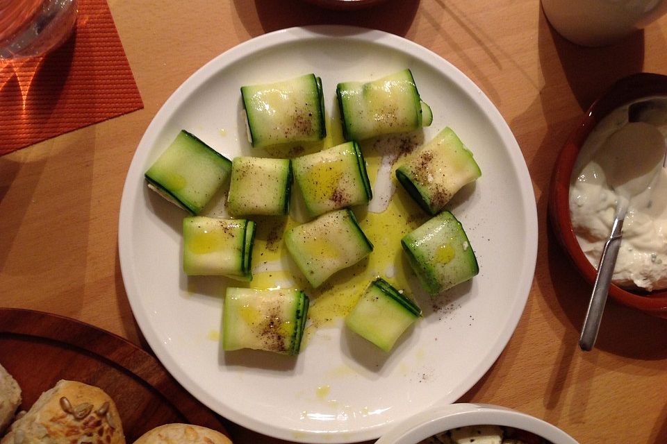 Zucchinipäckchen gefüllt mit Feta