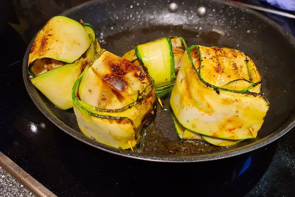 Zucchinipäckchen gefüllt mit Feta