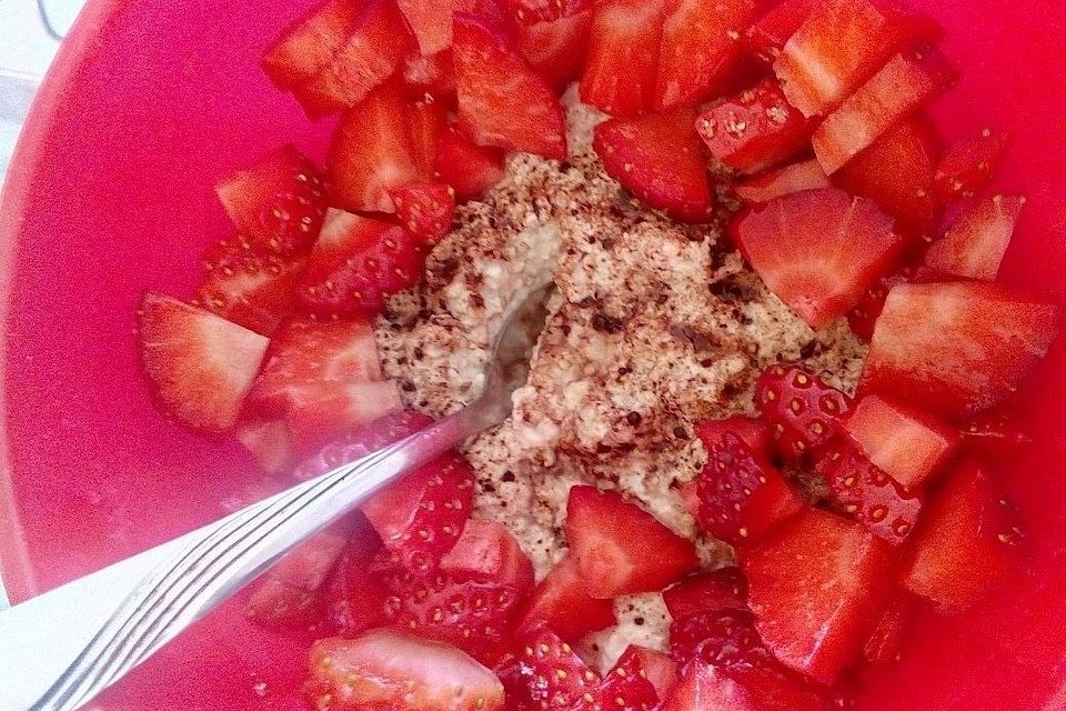 Overnight Oats mit Erdbeeren und Macadamianüssen