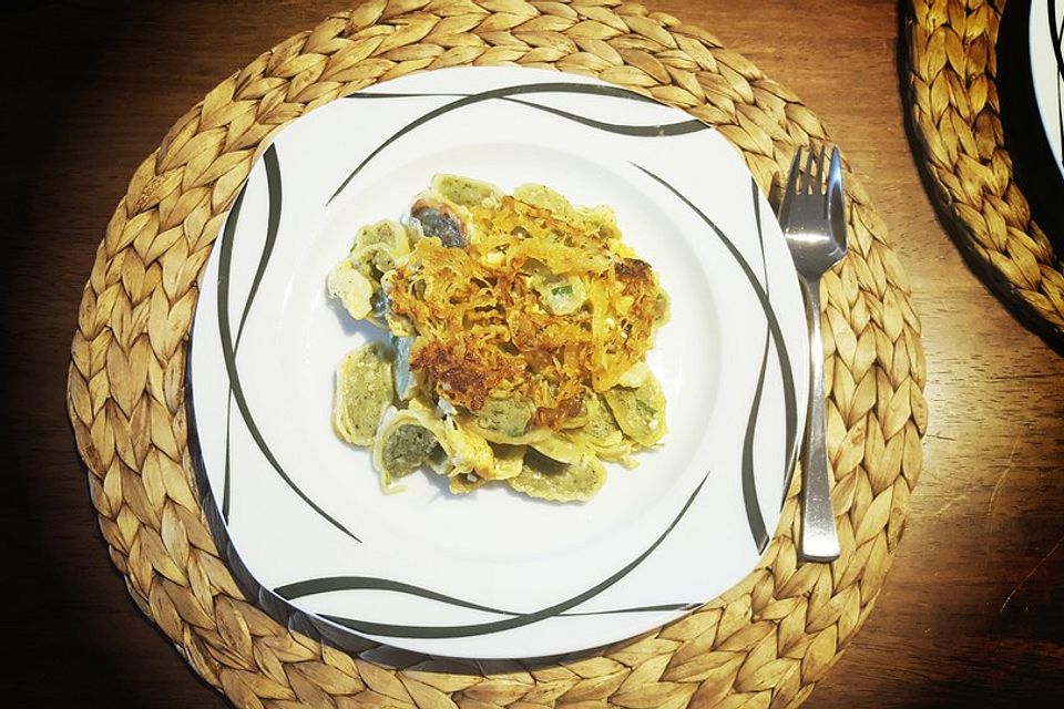 Überbackene Maultaschen mit Ei und selbstgemachten Röstzwiebeln aus dem Ofen