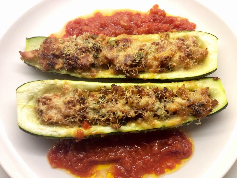 Gefüllte Zucchini mit Thunfisch auf Tomatensoße von Pannepot | Chefkoch