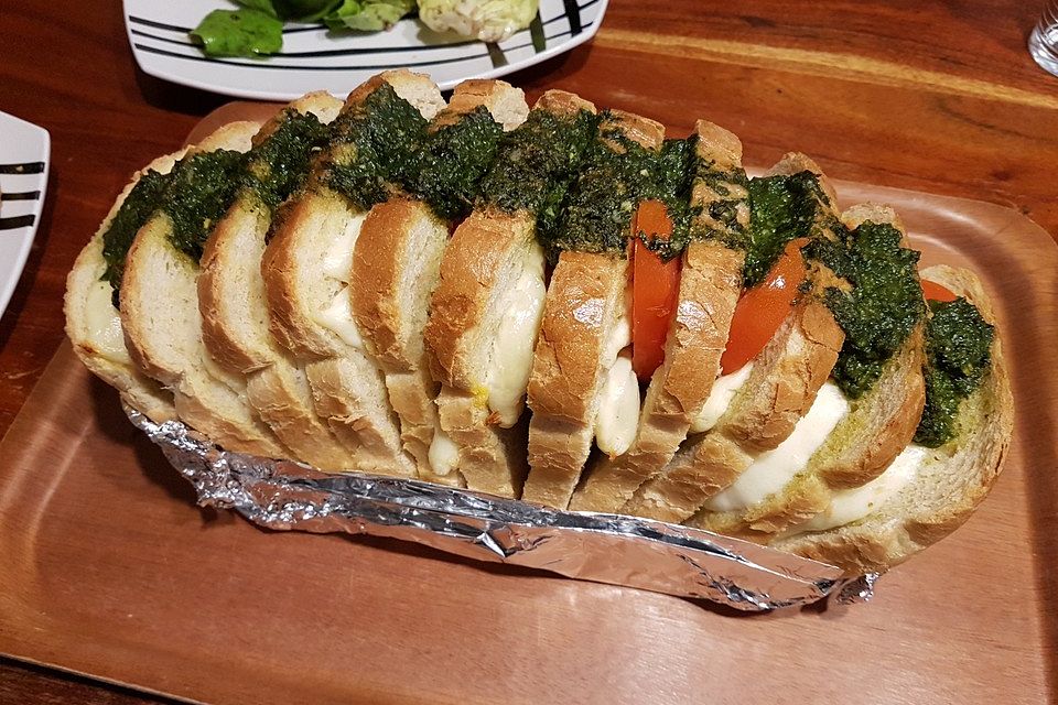 Tomaten-Mozzarella-Brot mit Pesto