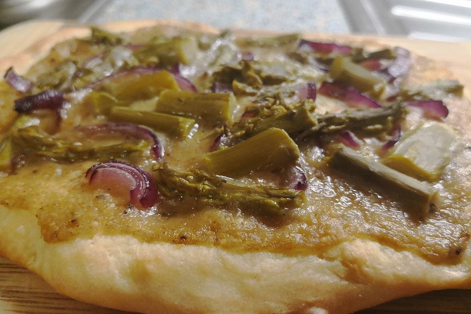 Vegane Spargelpizza mit Hollandaise-Hefeschmelz