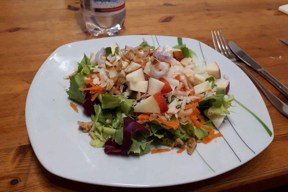 Basischer Salat mit Walnüssen