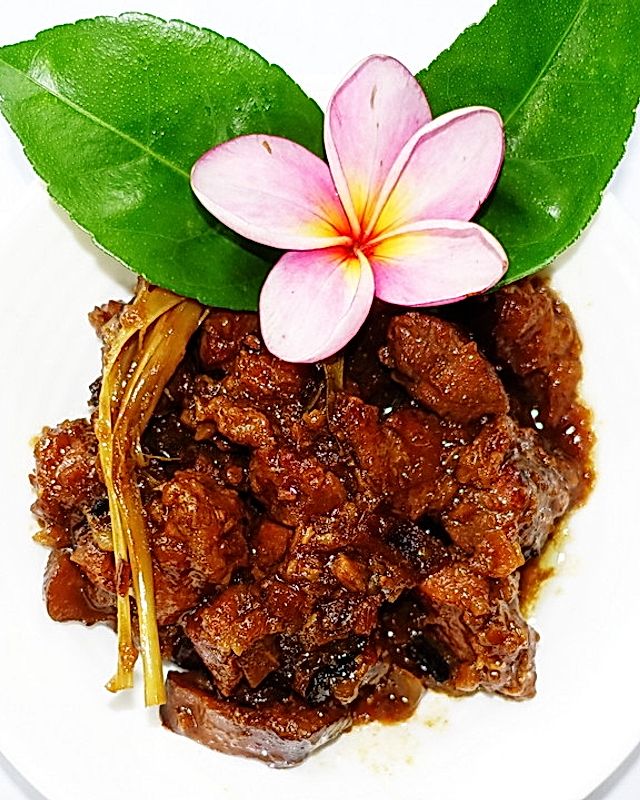 Wohlriechendes Schweinefleisch mit Shiitake-Pilzen in exotisch-würziger Sauce