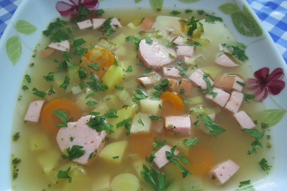 Gemüsesuppe mit Fleischwurst