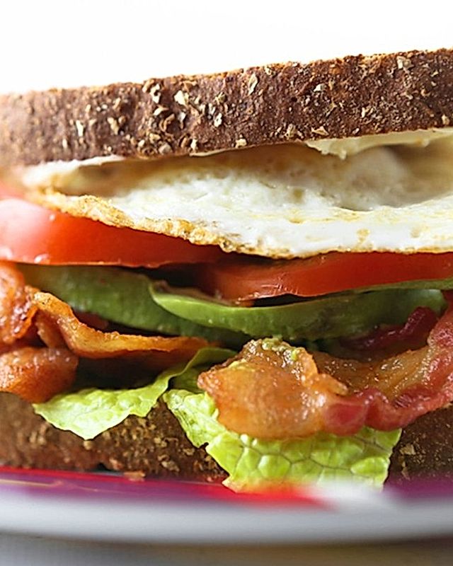 Avocado-Bacon-Ei Sandwich mit Spicy Mayo