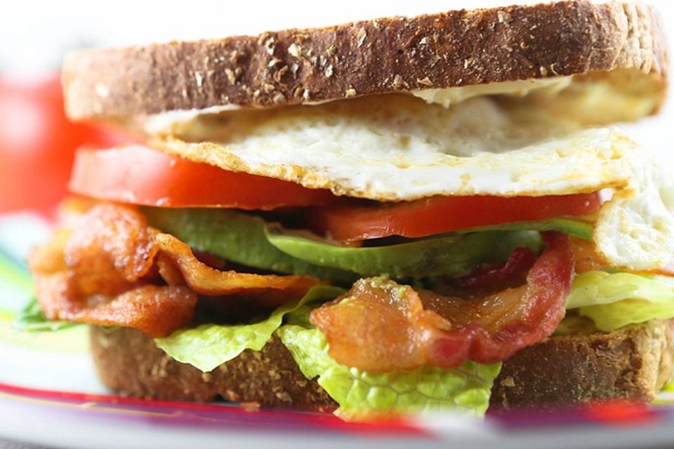 Avocado-Bacon-Ei Sandwich mit Spicy Mayo