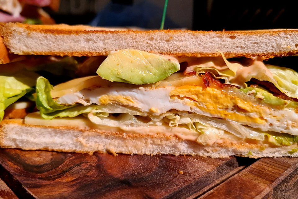 Avocado-Bacon-Ei Sandwich mit Spicy Mayo