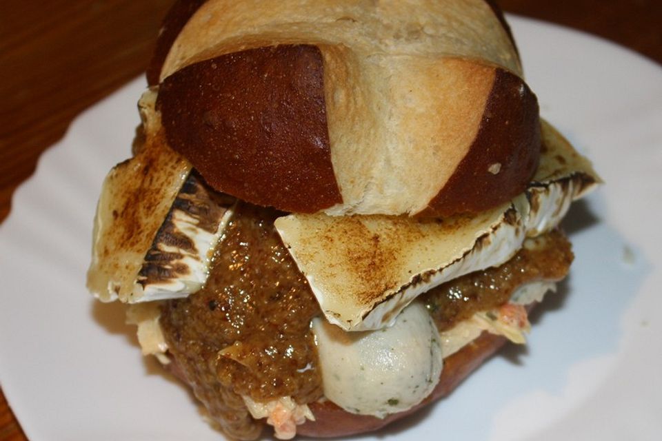 Bayerischer Bratwurst-Bauchspeck Burger Bayerischer Bratwurst-Bauchspeck Burger