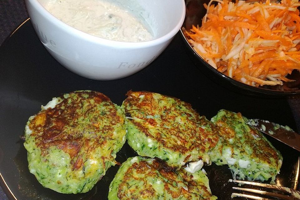 Zucchinitaler mit Rohkostsalat und Tzatziki